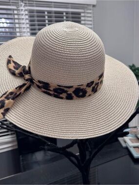 Source Unknown Beige Straw Sun Hat with Leopard Band